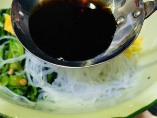14、凉拌菠菜粉丝,碗里加1勺生抽；