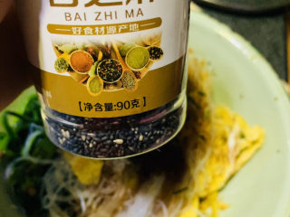 18、凉拌菠菜粉丝,撒上芝麻；