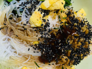 19、凉拌菠菜粉丝,搅拌均匀，就可以上桌了；