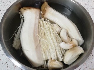 1、菌菇素辣酱,杏鲍菇、香菇和金针菇洗干净，放入淡盐水里面浸泡半个小时，去除一下菌菇里面特殊的味道。