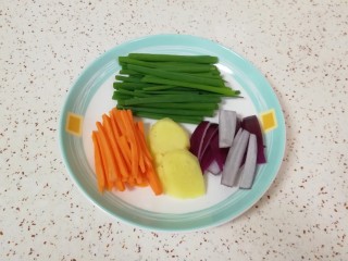 2、菌菇素辣酱,小葱叶洗干净切成段，洋葱洗干净，取20g切成条，生姜去皮洗干净，取20g切成片，胡萝卜洗干净去皮切成条。