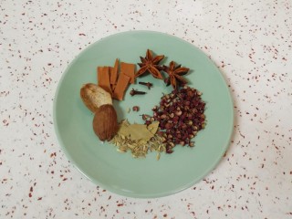 3、菌菇素辣酱,准备好香辛料。