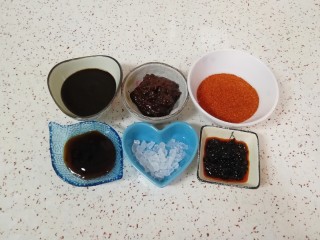4、菌菇素辣酱,准备好黄豆酱、甜面酱、豆豉酱、蚝油、辣椒粉和冰糖碎。