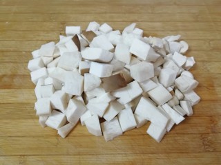 5、菌菇素辣酱,泡过的杏鲍菇和香菇控一下水分切成2cm左右的小块。