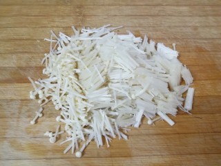 6、菌菇素辣酱,泡过的金针菇控一下水分切成2cm左右的段。