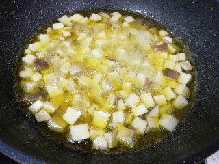 9、菌菇素辣酱,下入杏鲍菇和香菇块，中小火炸30分钟左右，中间需要多次搅动。