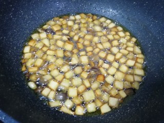 11、菌菇素辣酱,25分钟的时候杏鲍菇和香菇已经变至金黄色。