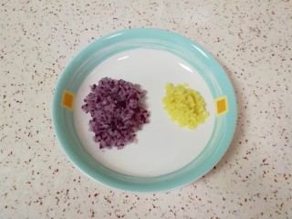 10、菌菇素辣酱,剩下的洋葱和生姜分别剁成碎末。
