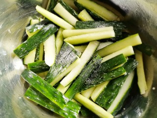 2、低脂零卡的秘制腌黄瓜,加一勺盐拌匀腌制半小时，