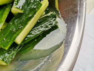 3、低脂零卡的秘制腌黄瓜,倒掉水分。