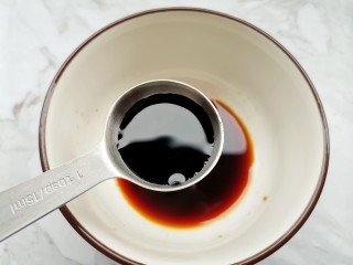 7、低脂零卡的秘制腌黄瓜,老抽1勺，