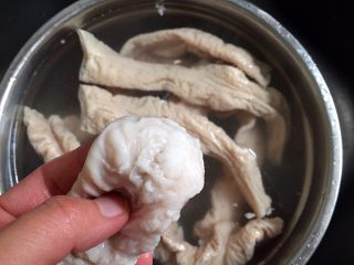 5、四川乐山名小吃—粉蒸肉卡饼,再将肥肠剪成小段。翻开有油的一面仔细挑出脏东西洗净。
