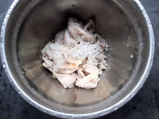 6、四川乐山名小吃—粉蒸肉卡饼,再加入适量的淀粉、料酒和盐抓洗净。