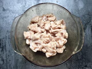 7、四川乐山名小吃—粉蒸肉卡饼,将肥肠切成小段。