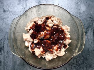 8、四川乐山名小吃—粉蒸肉卡饼,加入粉蒸肉酱拌匀。