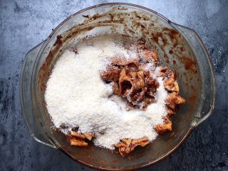 9、四川乐山名小吃—粉蒸肉卡饼,加入蒸肉粉拌匀。