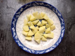 10、四川乐山名小吃—粉蒸肉卡饼,盘底铺上土豆（也可以铺南瓜、红薯，也可以不铺）。