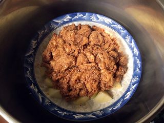 11、四川乐山名小吃—粉蒸肉卡饼,均匀摆上粉蒸肉放入高压锅，上汽后压20分钟即可。