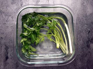 12、四川乐山名小吃—粉蒸肉卡饼,香菜、小葱洗净用盐水泡一下。