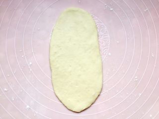 15、四川乐山名小吃—粉蒸肉卡饼,分成四份，取一个擀成长舌状。