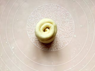 16、四川乐山名小吃—粉蒸肉卡饼,从底部卷起来。