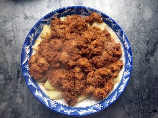 19、四川乐山名小吃—粉蒸肉卡饼,蒸好的粉蒸肉如图。