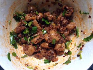 21、四川乐山名小吃—粉蒸肉卡饼,需要多少拌多少。