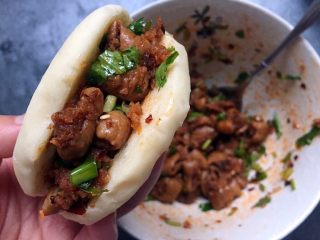 22、四川乐山名小吃—粉蒸肉卡饼,将饼子半切开夹一些拌好的粉蒸肉就可以了。