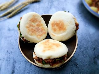 23、四川乐山名小吃—粉蒸肉卡饼,享用美味吧！