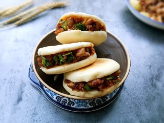 24、四川乐山名小吃—粉蒸肉卡饼,一口气吃两个不过瘾哈哈！