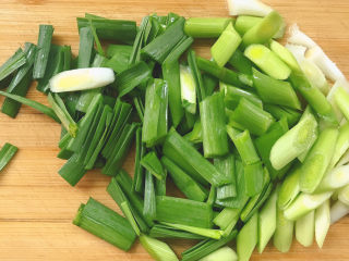 2、麻辣豆腐,切成段