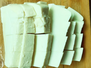 4、麻辣豆腐,切成小块