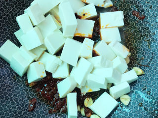 10、麻辣豆腐,放入豆腐