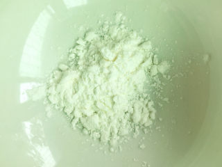 12、麻辣豆腐,淀粉放入碗中