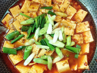 15、麻辣豆腐,放入蒜苗