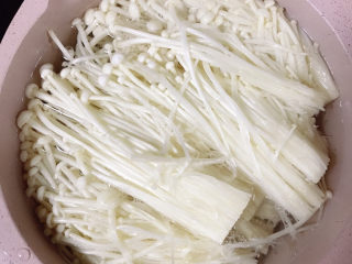 4、水煮肥牛,水开后放入金针菇。