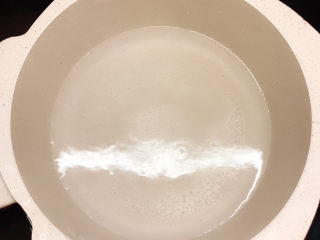 8、水煮肥牛,锅中加入清水、4克盐大火烧开。