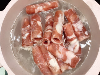 9、水煮肥牛,放入肥牛