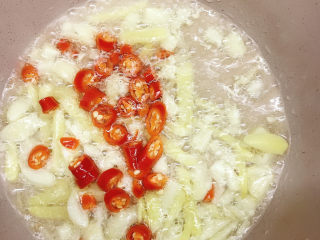 16、水煮肥牛,放入小米辣炸出辣味。