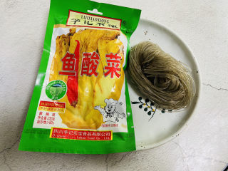 1、酸菜炖粉条,准备好食材