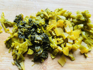 2、酸菜炖粉条,酸菜清洗干净挤干水份切丝