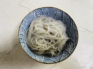 3、酸菜炖粉条,粉条提前泡软备用