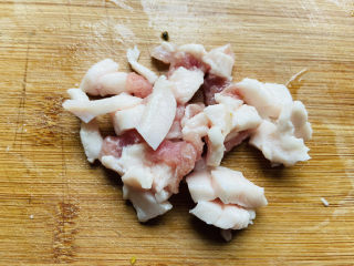 4、酸菜炖粉条,五花肉洗净切小块