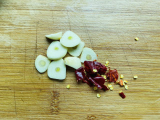 5、酸菜炖粉条,蒜头去皮切片，干辣椒切碎