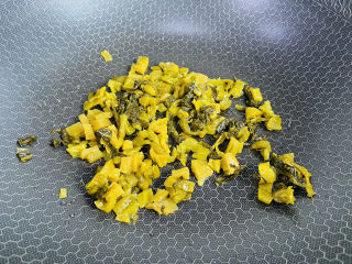 7、酸菜炖粉条,起油锅放入酸菜煸炒片刻