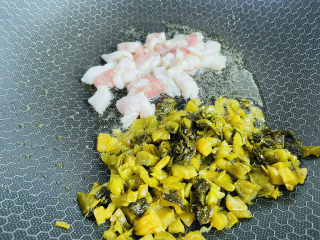 8、酸菜炖粉条,酸菜拨到锅边，放入五花肉煸炒出油