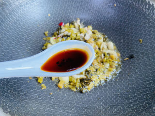 11、酸菜炖粉条,烹入一勺生抽和适量的盐