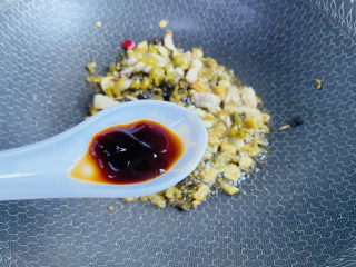 12、酸菜炖粉条,烹入一勺蚝油翻炒均匀