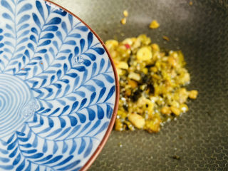 13、酸菜炖粉条,加入两碗热水