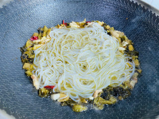 15、酸菜炖粉条,放入泡软后的粉条焖煮五分钟